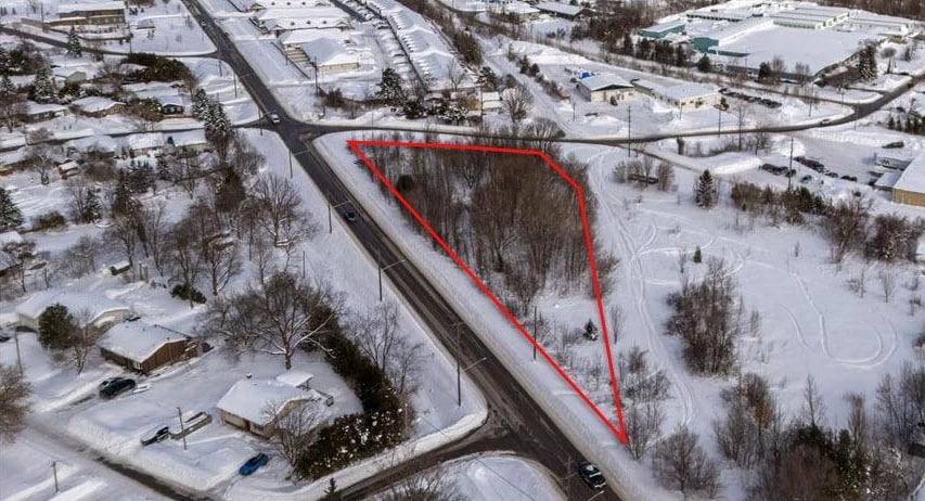 570 Laclie St, Orillia, ON à vendre Photo du bâtiment- Image 1 de 5