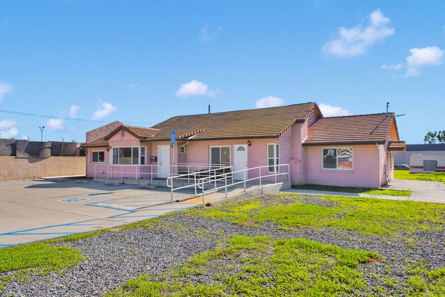 943 W Holt Blvd, Ontario, CA à vendre - Photo du bâtiment - Image 2 de 34