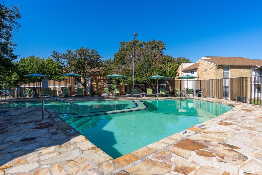 2200 Aden Rd, Fort Worth, TX à vendre - Photo du bâtiment - Image 3 de 25