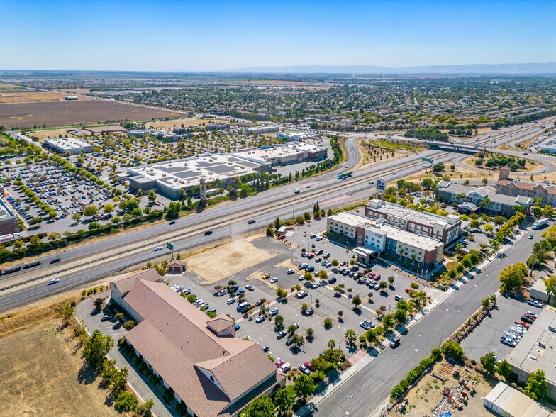 2120 Freeway Dr, Woodland, CA à vendre - Photo du bâtiment - Image 2 de 34