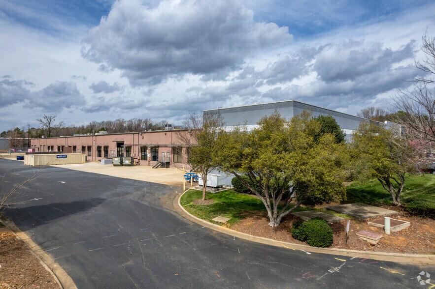 5900 Northwoods Business Pky, Charlotte, NC à louer - Photo du bâtiment - Image 3 de 5