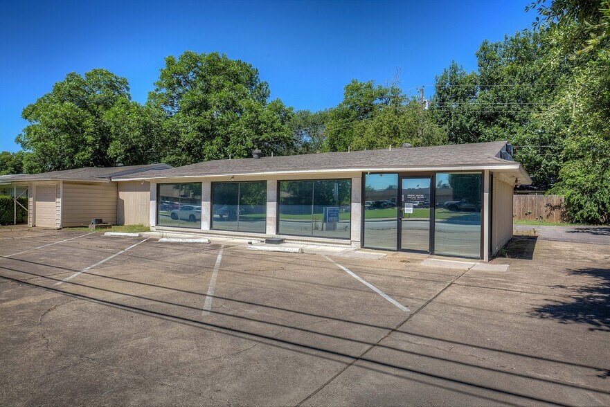 737 Irby Ln, Irving, TX for sale - Primary Photo - Image 1 of 30