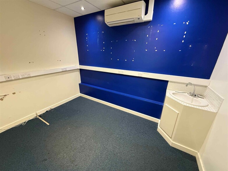 15 Victoria Street, Crewe for lease - Interior Photo - Image 3 of 8