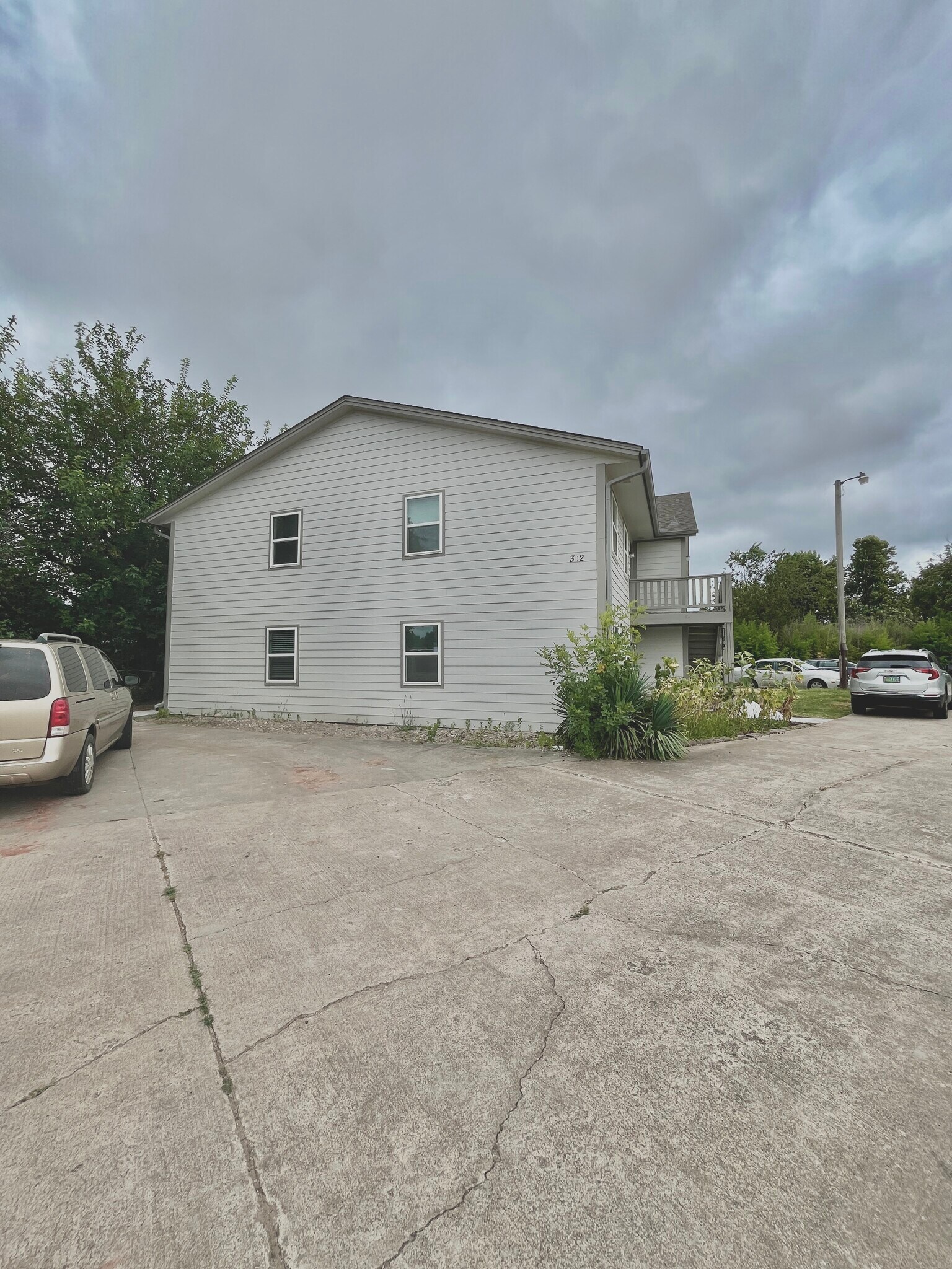 Falcon Ct and Wren St Fourplex portefeuille de 2 propriétés à vendre sur LoopNet.ca Photo du bâtiment- Image 1 de 42