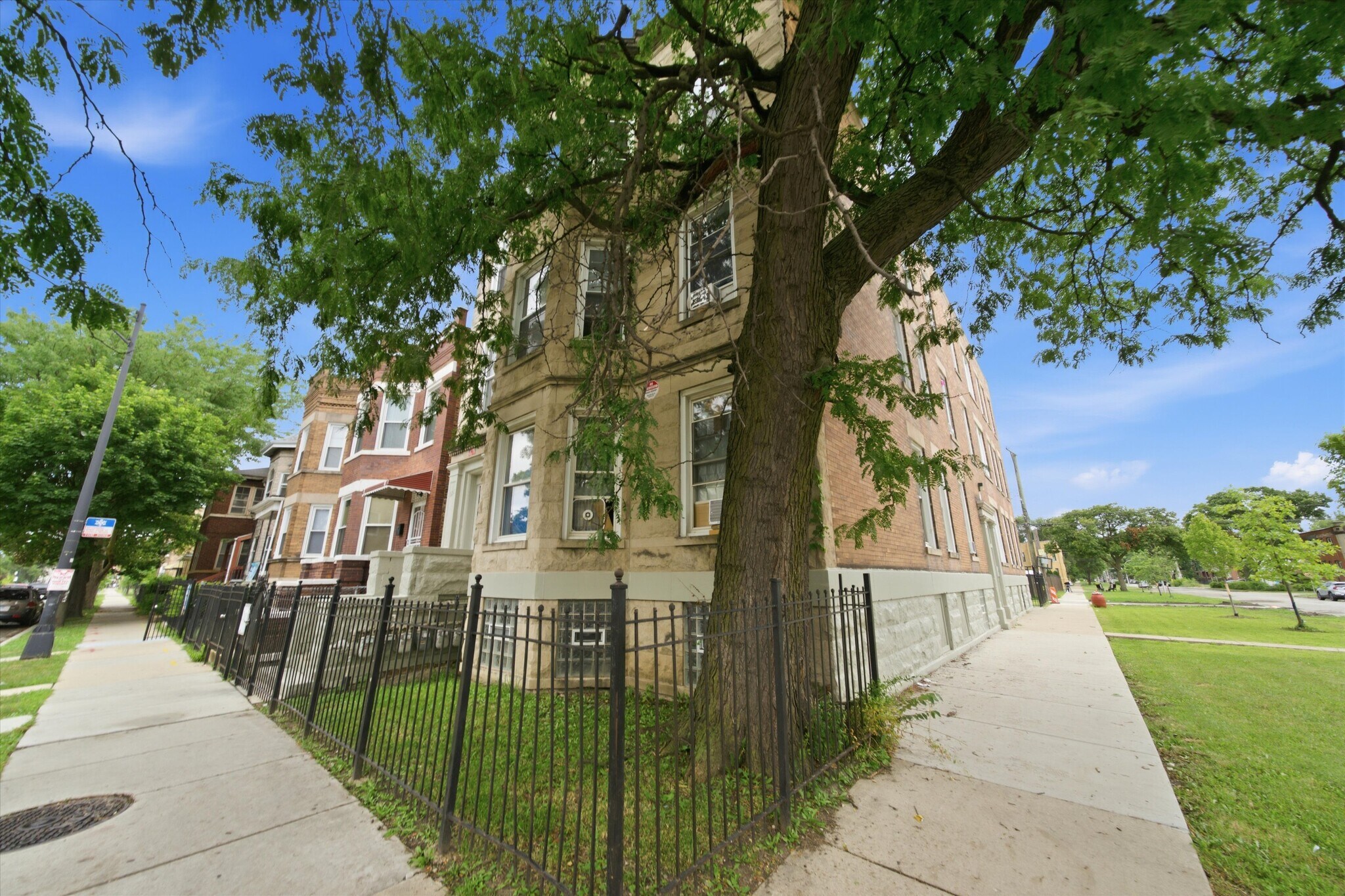 201 N Laramie Ave, Chicago, IL à vendre Photo du bâtiment- Image 1 de 10