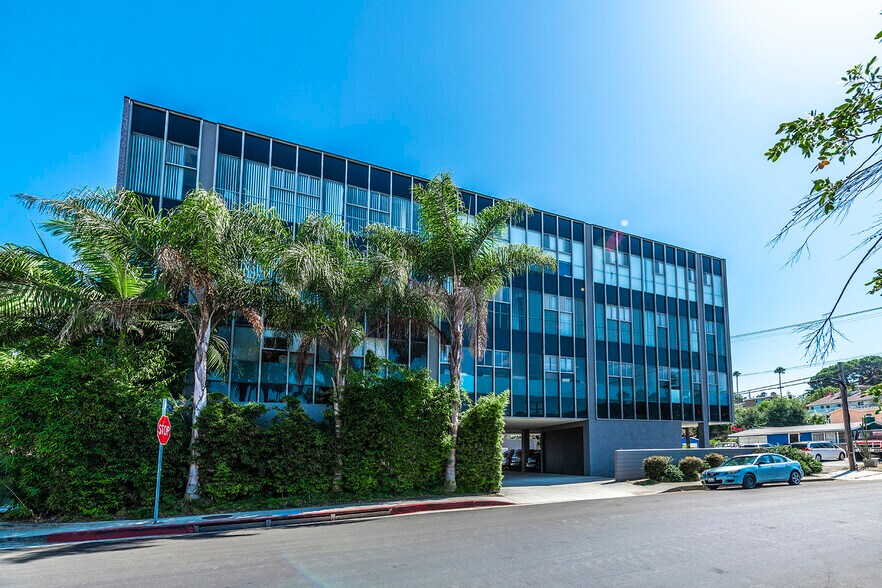 8405 Pershing Dr, Los Angeles, CA à louer - Photo du bâtiment - Image 1 de 5