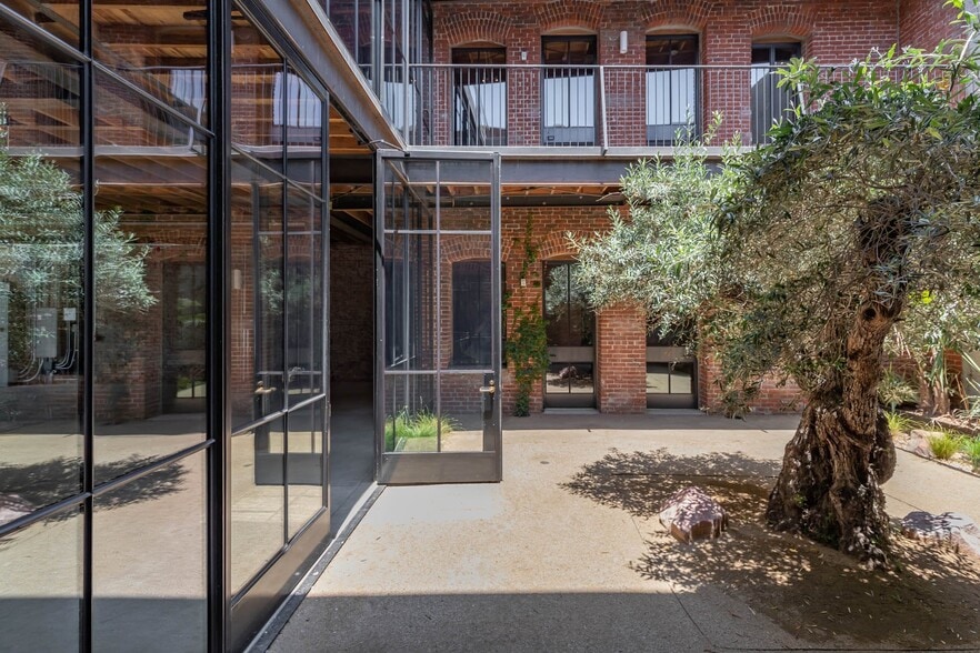 646-654 N Spring St, Los Angeles, CA à vendre - Photo du bâtiment - Image 2 de 12