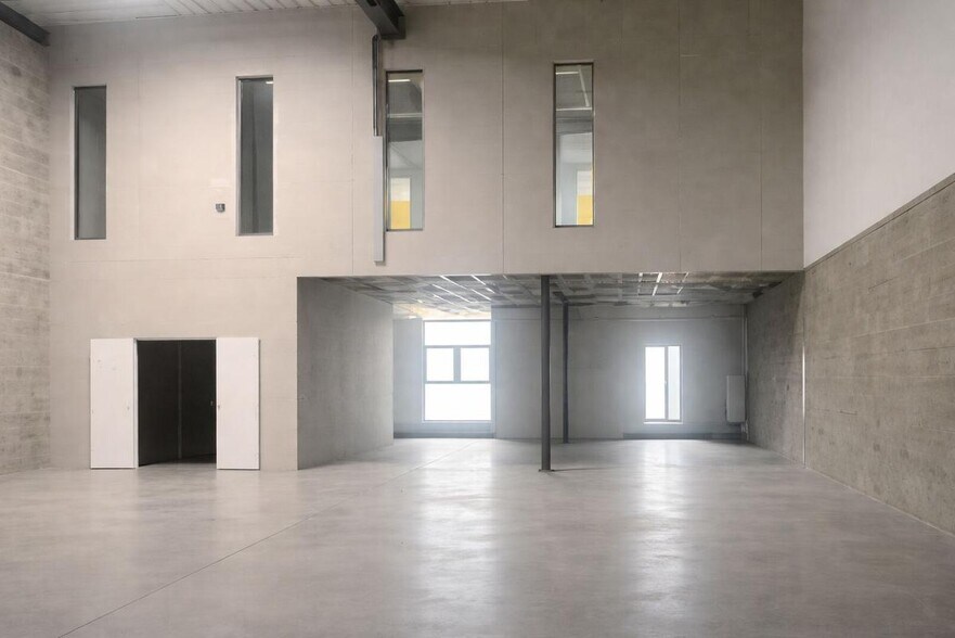 Flex in Saint-Laurent-d'Agny for lease - Interior Photo - Image 3 of 7