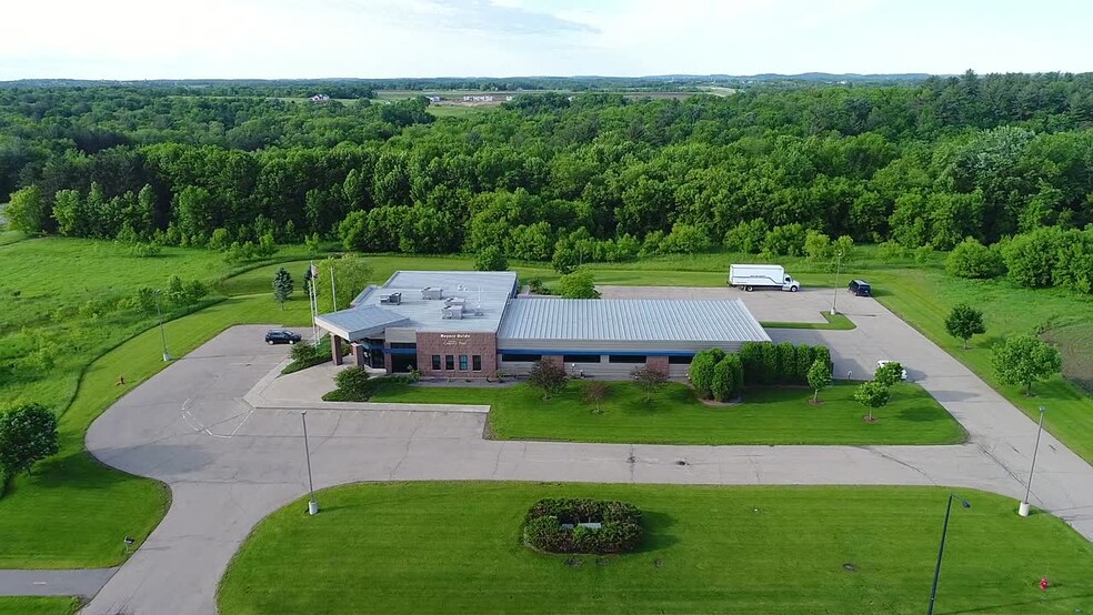 1990 Godfrey Dr, Waupaca, WI à louer - Vidéo sur l’inscription commerciale - Image 2 de 18