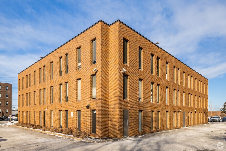 1750 Courtwood Cres, Ottawa, ON à louer - Photo du bâtiment - Image 3 de 6