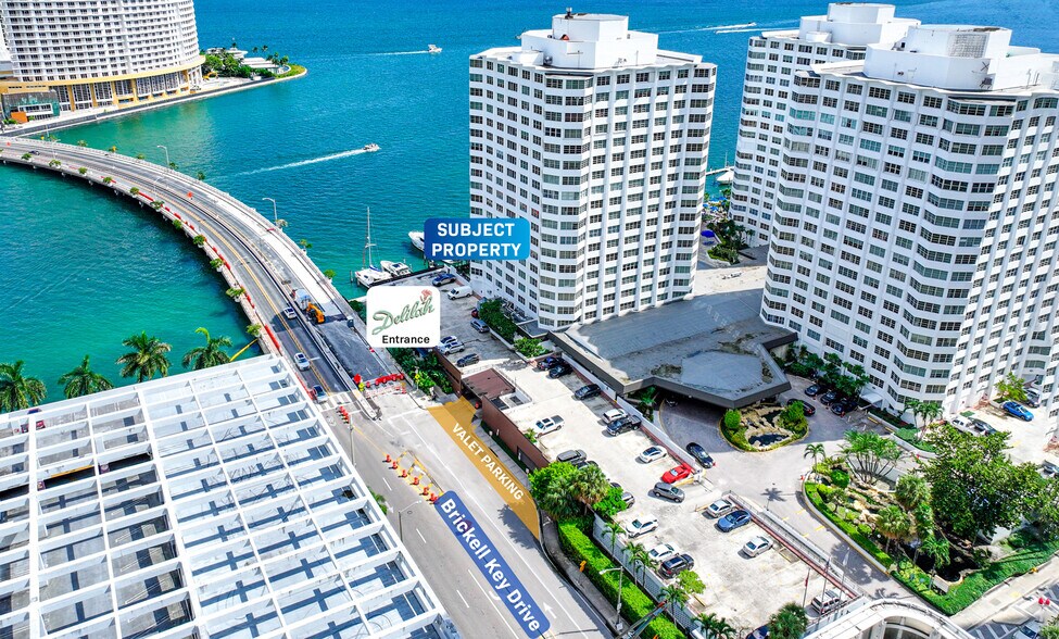 801 Brickell Bay Dr, Miami, FL à louer - Photo du bâtiment - Image 3 de 13