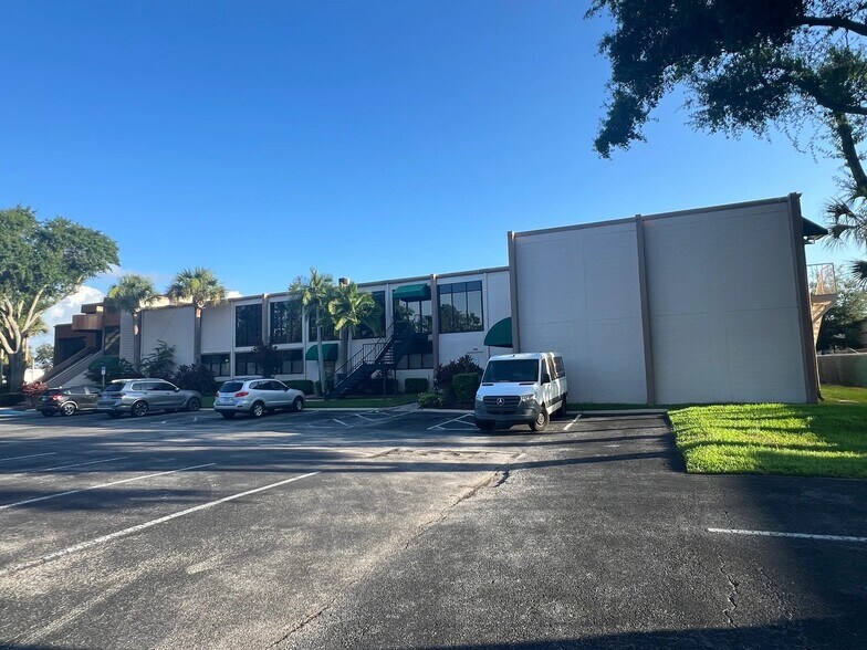 7815 N Dale Mabry Hwy, Tampa, FL à louer - Photo du bâtiment - Image 3 de 10