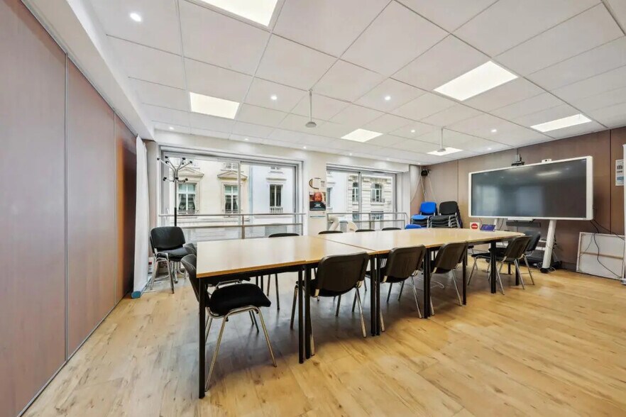 28 Rue De Lisbonne, Paris à vendre - Photo du bâtiment - Image 2 de 14