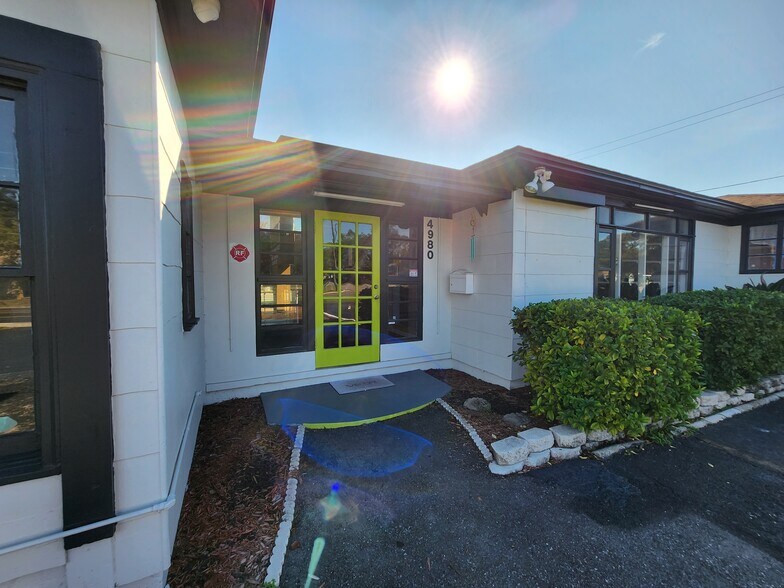 4980 38th Ave N, Saint Petersburg, FL à vendre - Photo du bâtiment - Image 3 de 5