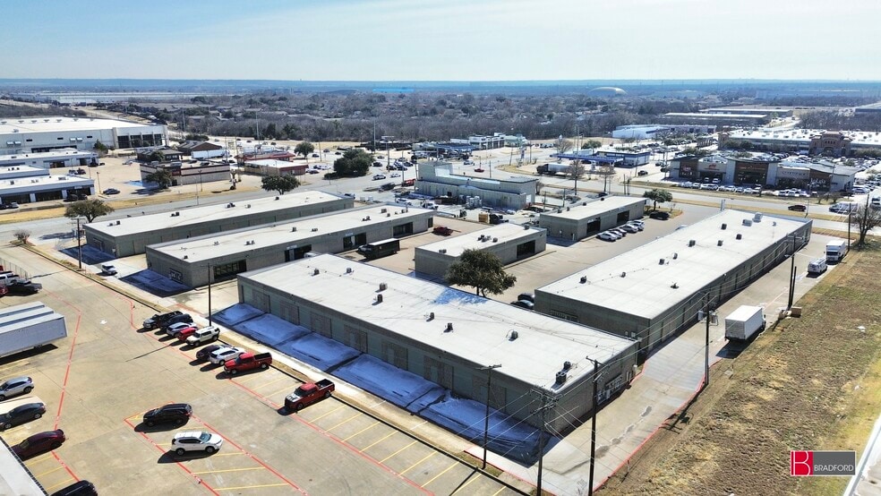 2100 S Great Southwest Pky, Grand Prairie, TX à louer - Photo du bâtiment - Image 3 de 7