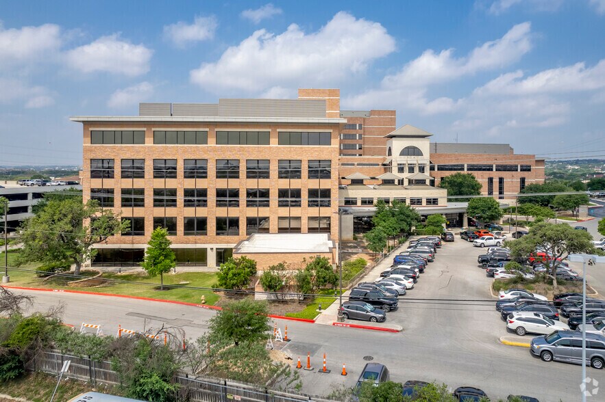 502 Madison Oak Dr, San Antonio, TX à louer - Photo du bâtiment - Image 3 de 4