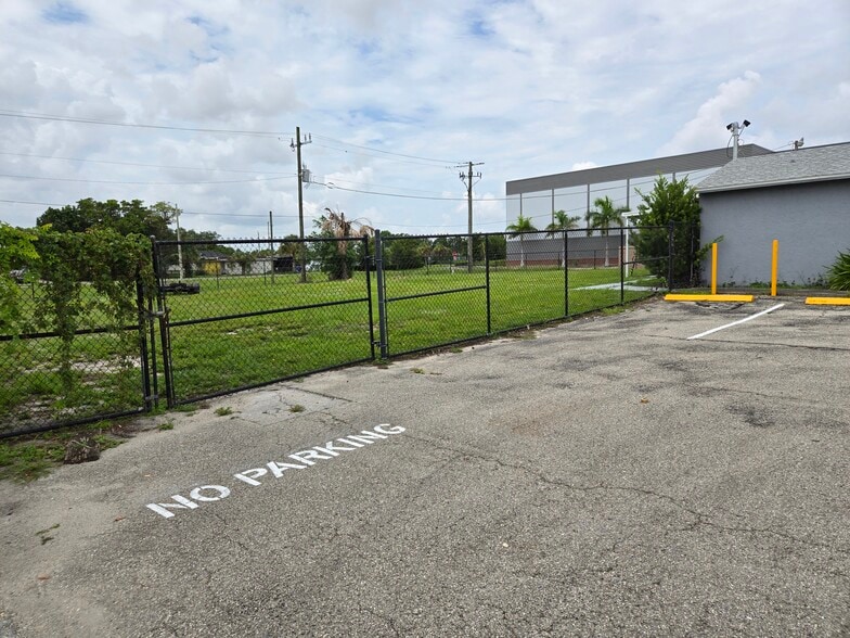 3696 Dr Martin Luther King Jr Blvd, Fort Myers, FL for lease - Building Photo - Image 3 of 7
