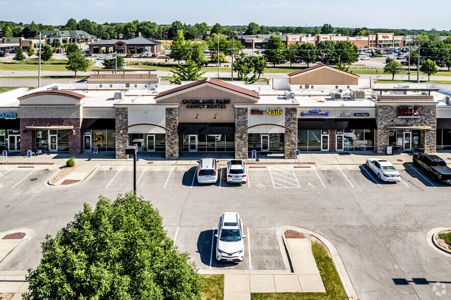 135th St, Overland Park, KS à louer - Photo du bâtiment - Image 2 de 5