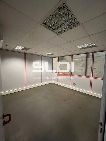 Rue Du Bois Baron, Belleville-en-Beaujolais for lease - Interior Photo - Image 3 of 9