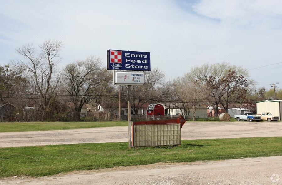 1610 E Ennis Ave, Ennis, TX à vendre - Photo du bâtiment - Image 2 de 10