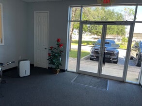 801-821 S Kings Hwy, Fort Pierce, FL à louer Hall d’entrée- Image 1 de 7