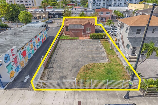 Plus de détails pour 1437 SW 1st St, Miami, FL - Bureau à vendre