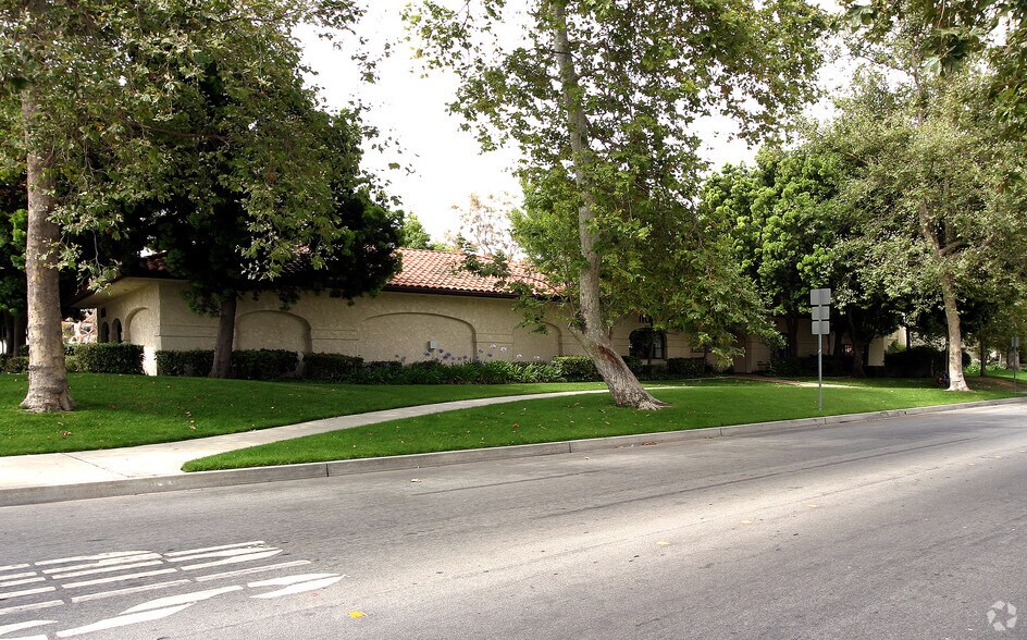 1100 Paseo Camarillo, Camarillo, CA à vendre - Photo du bâtiment - Image 2 de 4