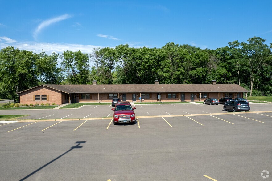 5 County Road B E, Saint Paul, MN à louer - Photo du bâtiment - Image 3 de 4