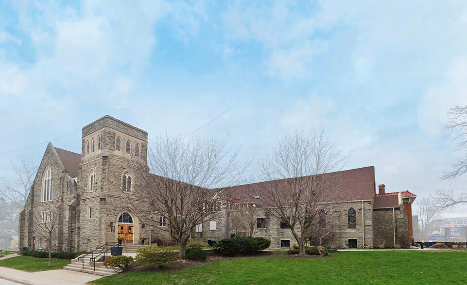 151 Lakeshore Rd W, Mississauga, ON for sale - Building Photo - Image 2 of 27