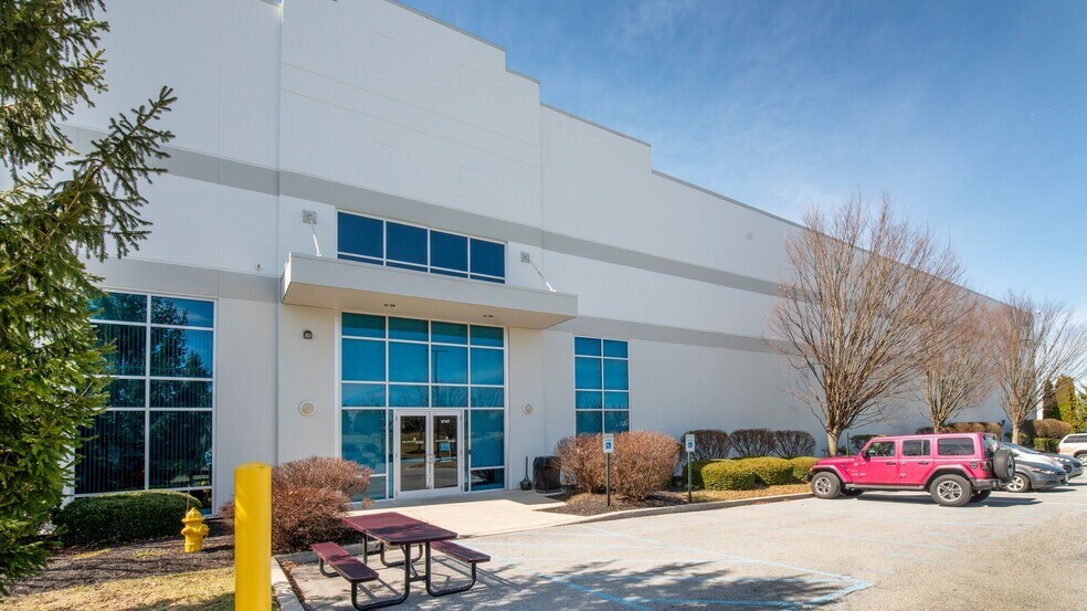 9747 Commerce Cir, Kutztown, PA à louer - Photo du bâtiment - Image 2 de 4