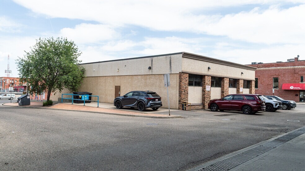 666 4 St SE, Medicine Hat, AB à vendre - Photo du bâtiment - Image 3 de 9