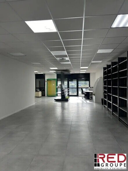 Commerce de détail dans Aix-en-Provence à louer - Photo du bâtiment - Image 1 de 6