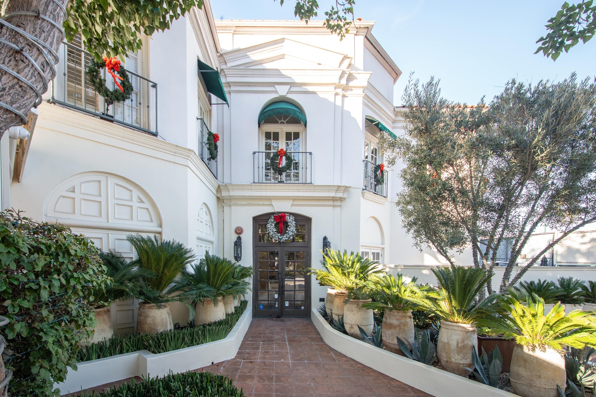 6711 Forest Lawn Dr, Los Angeles, CA for lease Building Photo- Image 1 of 8