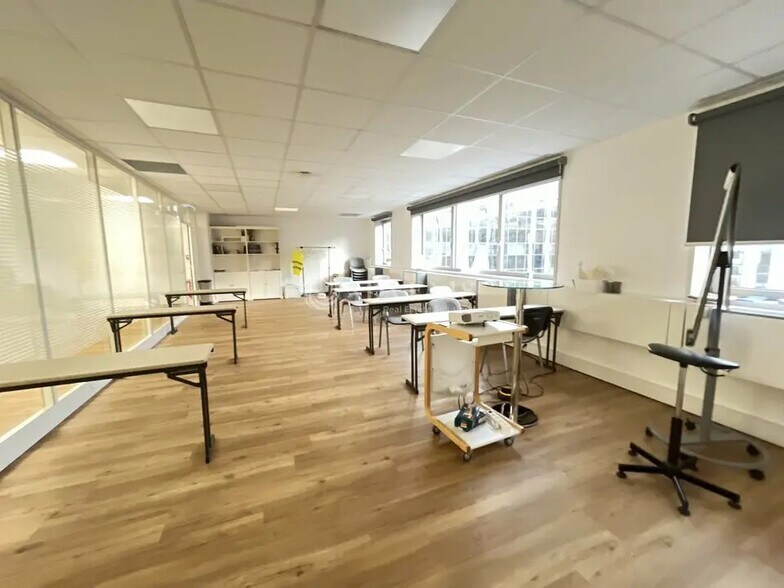 Office in Noisy-le-Grand for lease - Interior Photo - Image 2 of 10