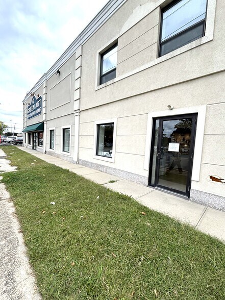 17 E Jericho Tpke, Huntington Station, NY à vendre - Photo du bâtiment - Image 2 de 8