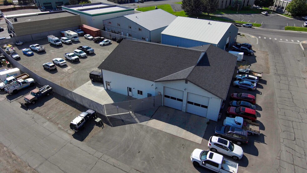 Woodside Light Industrial portfolio of 2 properties for sale on LoopNet.ca - Building Photo - Image 2 of 10