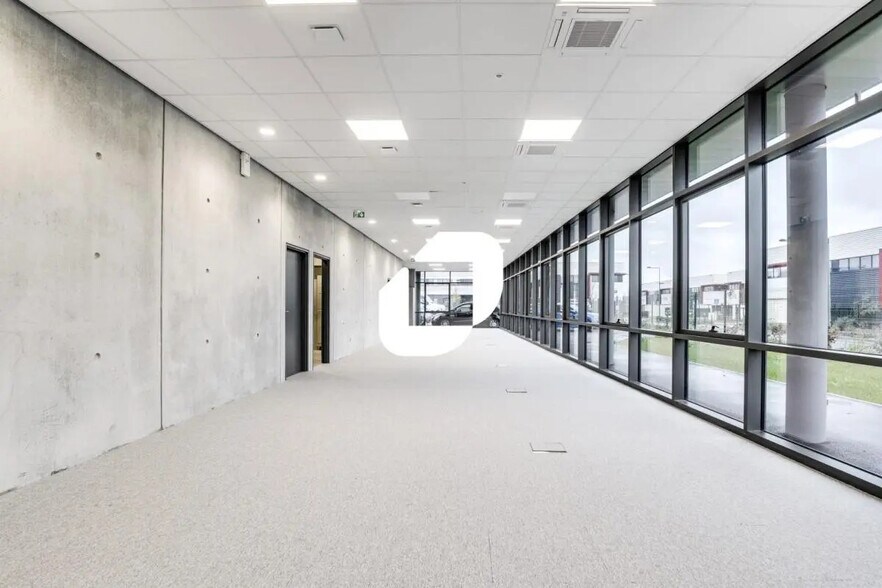 Office in Chanteloup-en-Brie for lease - Interior Photo - Image 3 of 12