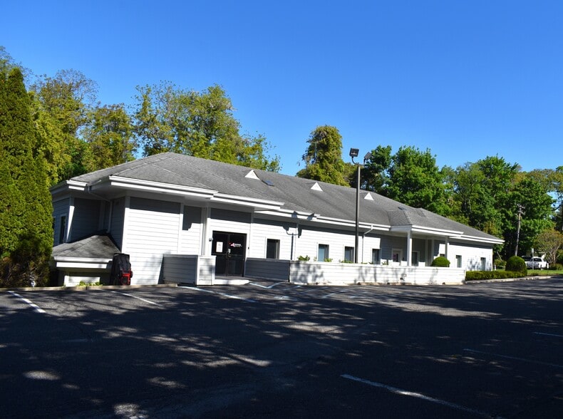 118 N Country Rd, Port Jefferson, NY à vendre - Photo du bâtiment - Image 2 de 11