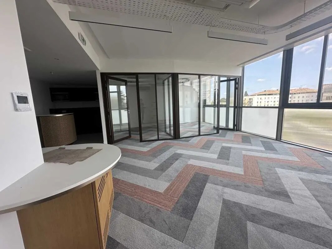 Office in Talence for lease Building Photo- Image 1 of 15