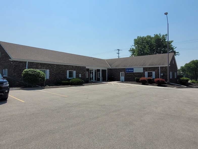 100 E Sunset Dr, Waukesha, WI for lease - Building Photo - Image 2 of 6