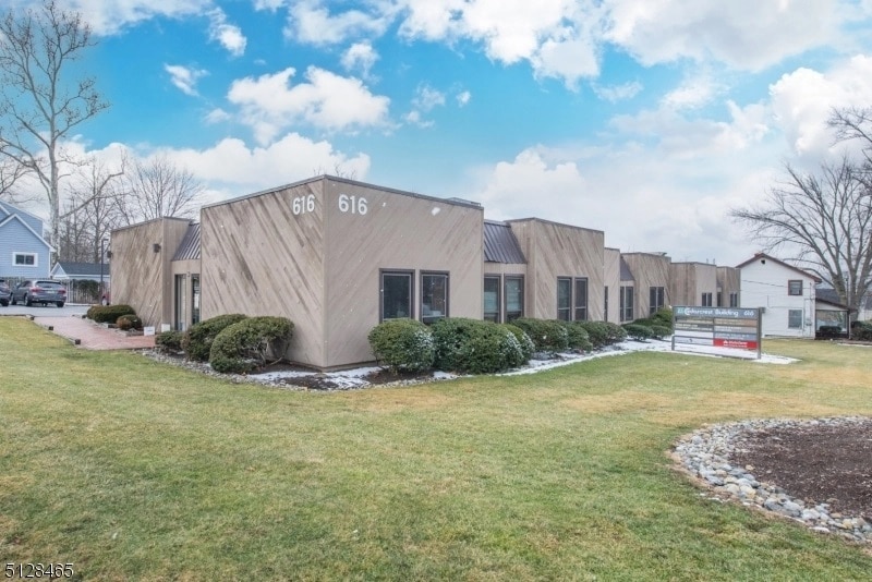 616 Bloomfield Ave, West Caldwell, NJ à vendre - Photo principale - Image 2 de 7