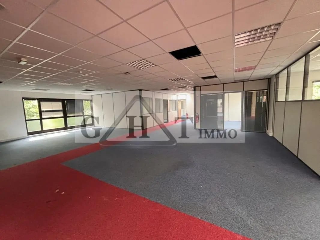 Office in Buc for lease Interior Photo- Image 1 of 3