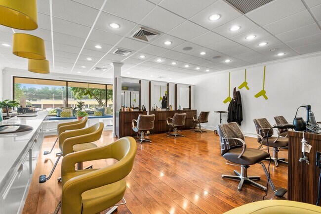 Plus de détails pour 420 Post Rd W, Westport, CT - Commerce de détail à louer