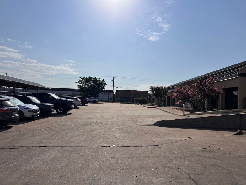 10921 Shady Trl, Dallas, TX for lease - Building Photo - Image 2 of 3