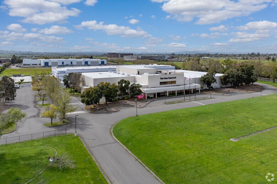 5505 Redwood Dr, Rohnert Park, CA à louer - Aérien - Image 1 de 7