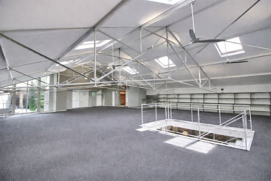 230 Rue Du Faubourg Saint-Antoine, Paris for lease - Interior Photo - Image 3 of 9