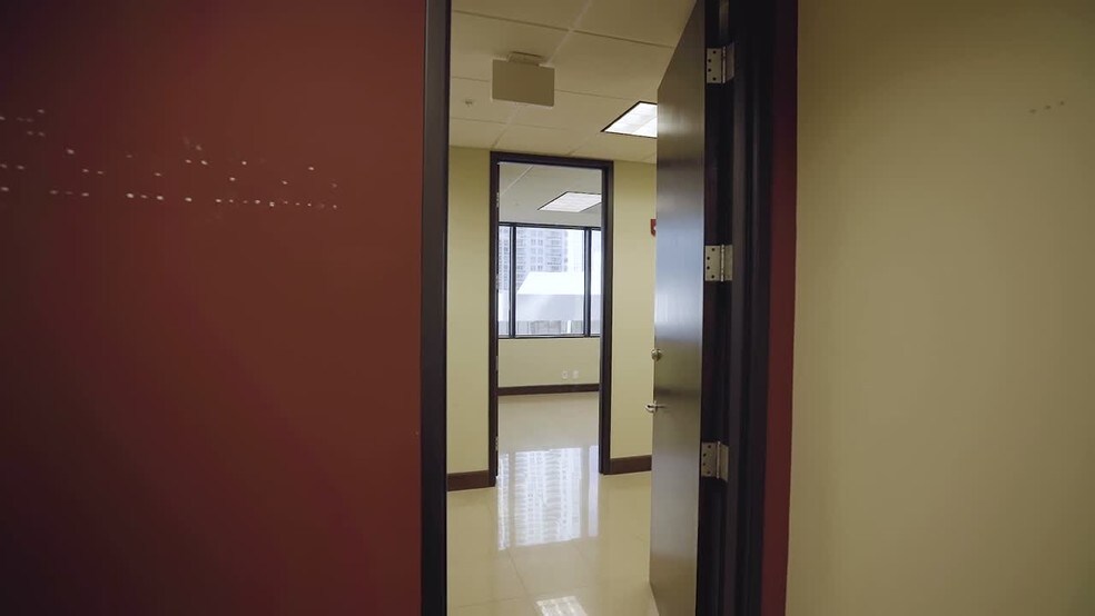 1101 Brickell Ave, Miami, FL à louer - Vidéo sur l’inscription commerciale - Image 3 de 16