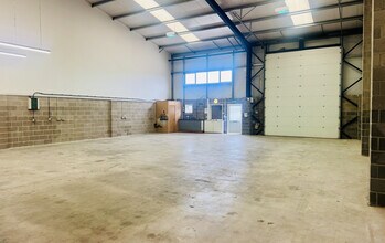 11A-11B Thrush Rd, Poole à louer Photo intérieure- Image 2 de 2