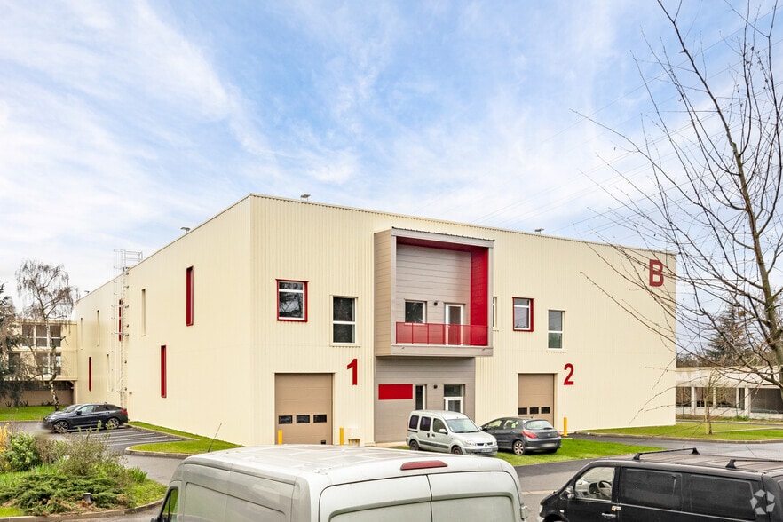 Flex in Pontoise for lease - Building Photo - Image 2 of 2