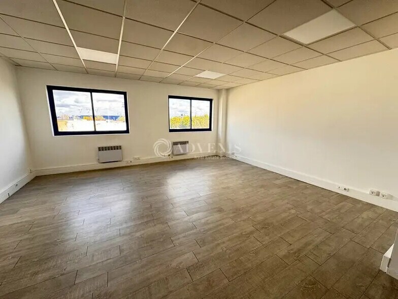 Office in Lisses for lease - Building Photo - Image 1 of 4